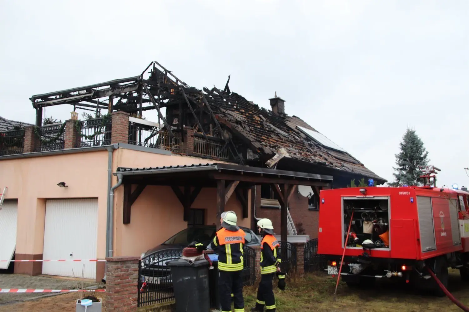 Völlig zerstört wurde dieses Einfamilienhauses im Kolkwitzer Ortsteil Limberg. Der Brand brach in der Silvesternacht aus.