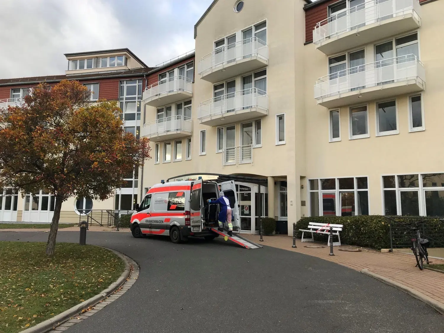 Ein Bild, das man in der Klinik nicht vergisst: Eine positiv getestete Corona-Patienten, die vorletzte im Haus, wird für ihren Heimtransport nach Berlin in den Krankenwagen gefahren. Im November des zurückliegenden Jahres war die Klinik leergefegt.