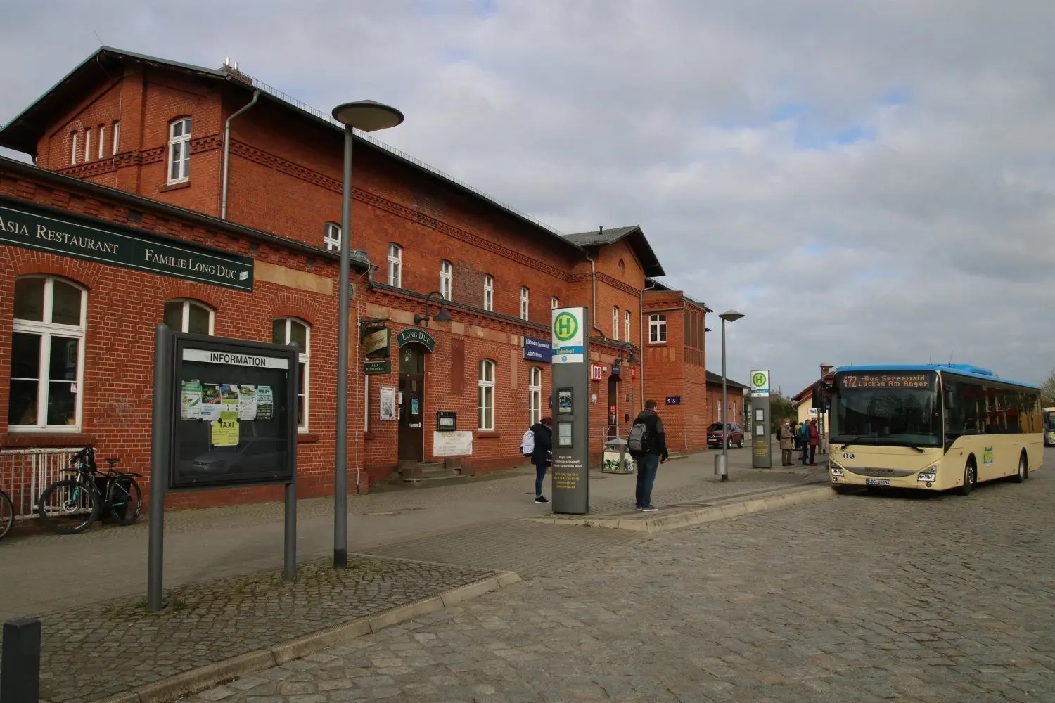 Für Pendler ist es am Lübbener Bahnhof möglich, unkompliziert von Bus oder Auto zum Zug zu wechseln. Nun soll das Umfeld attraktiver werden.
