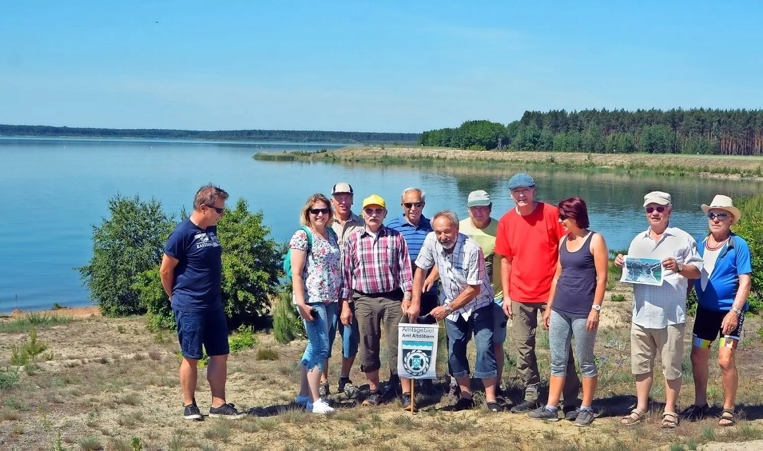 Teilnehmer der traditionellen Neupetershainer Sommertour wohnten dem Höhepunkt bei, als am Ufer Partwitzer See ein Wappen des Amtes Altdöbern aufgestellt wurde. An zwei Uferstellen des Sees stoßen der Freistaat Sachsen und die Gemeinde Neu-Seeland (Amt Altdöbern) zusammen.⇥