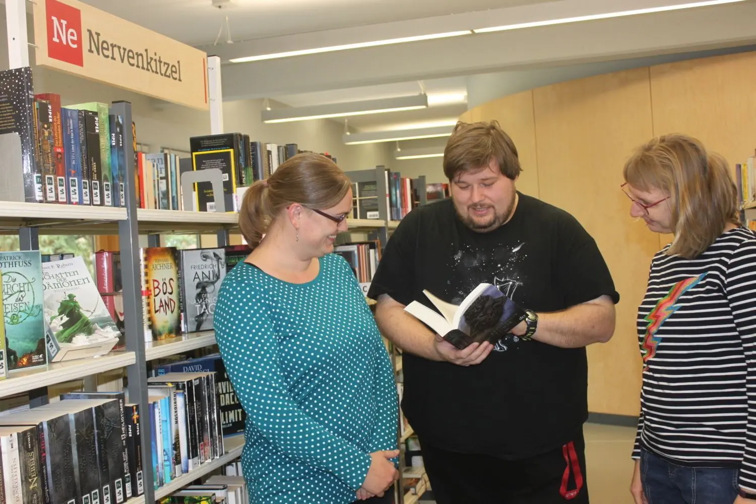 Die Bücherregale in der Mediathek Herzberg sind neu geordnet und wieder übersichtlicher. Die Medianer Sandra Richter, André Keßler und Anika Pfützner (v.l.) schauen auch selbst gern mal in die neuen Bücher.