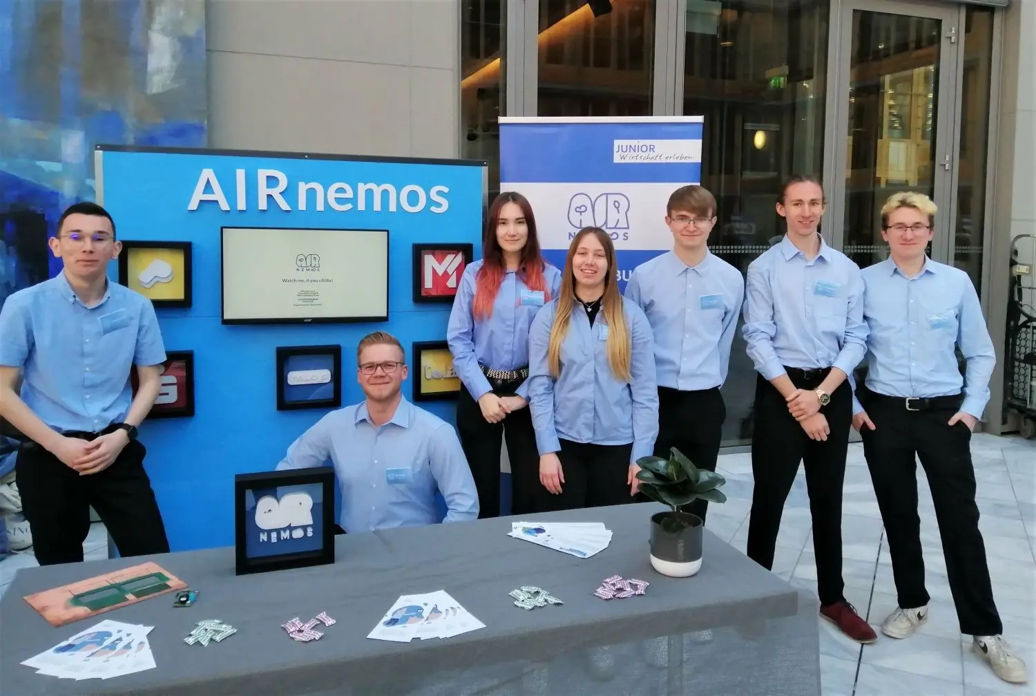Am Messestand der Firma beim Landeswettbewerb: Quentin Schuster, Marvin Klein, Rebecca Waschfeld, Lilian Göhler, Lukas Pohl, Tim Witzmann, Felix Kaube (v.l.).