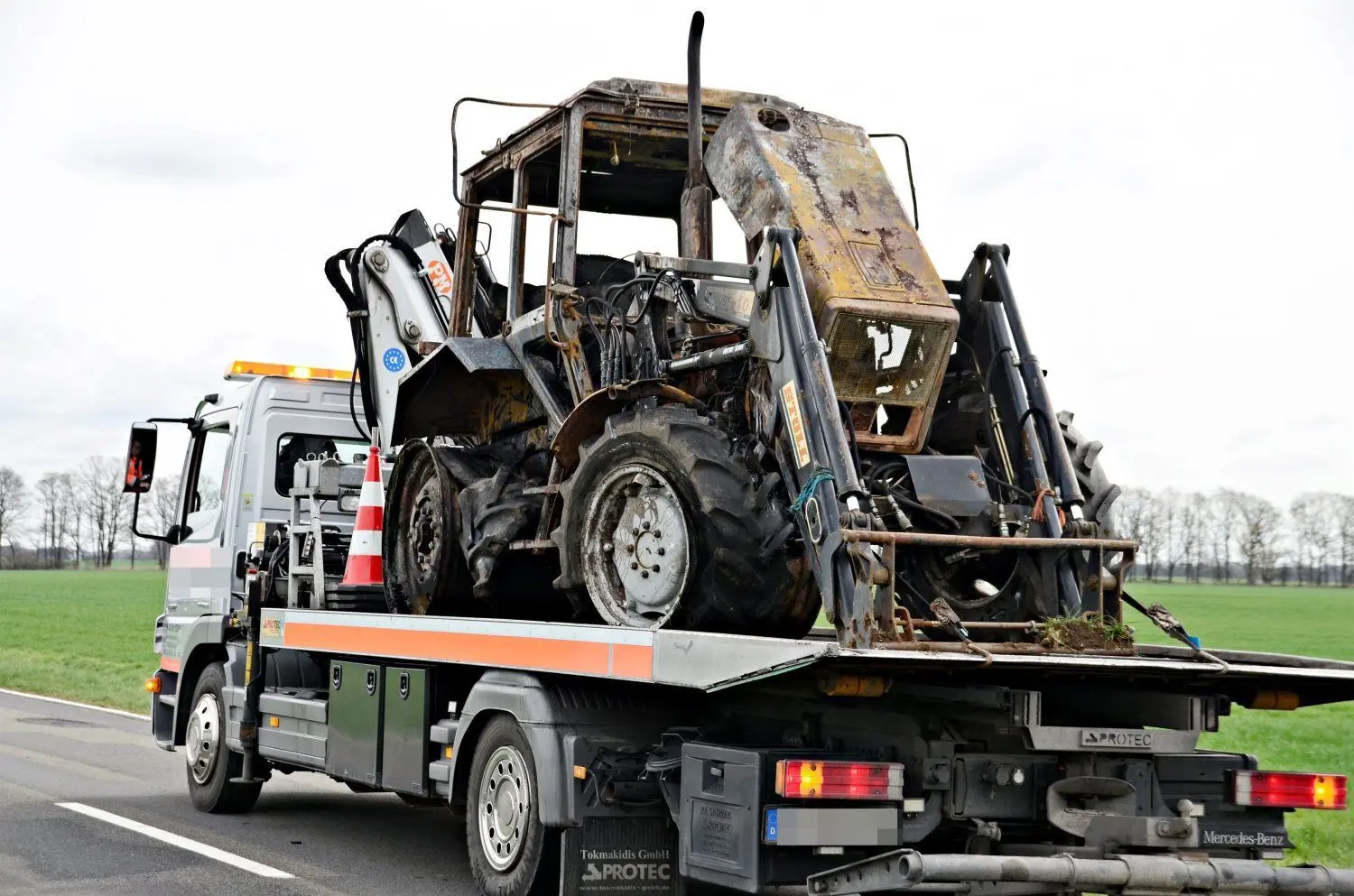 Am Fahrzeug entstanden laut Polizei mehrere Zehntausend Euro Schaden.