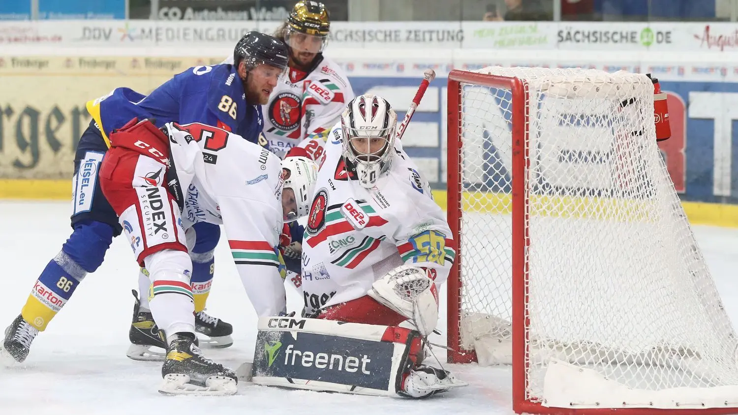 Die Lausitzer Füchse (hier Dominik Bohac, links) treffen am Dienstag im ersten Spiel des neuen Jahres auf die Eispiraten Crimmitschau.