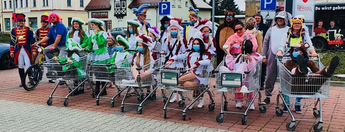 Die Bernsdorfer Karnevalisten sind ebenfalls für „Bike & Chill“ unterwegs gewesen: Sie sind mit Einkaufswagen über die Piste gedüst.
