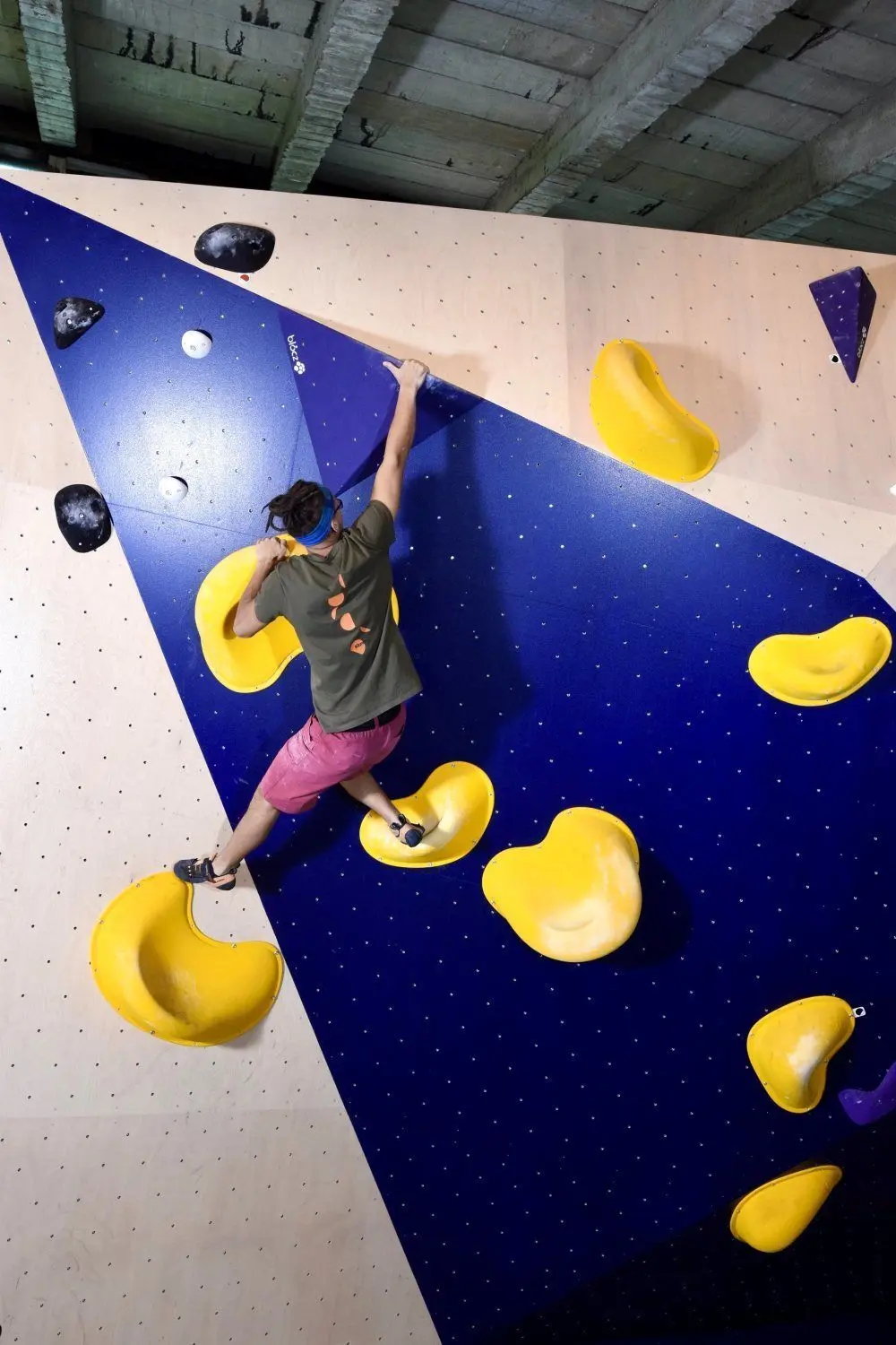 Als „Bouldern“ bezeichnet man das Klettern ohne Seil und Sicherheitsgurt, dafür aber nur in einer Höhe von maximal vier Metern und mit weichen Auffangmatten am Boden.