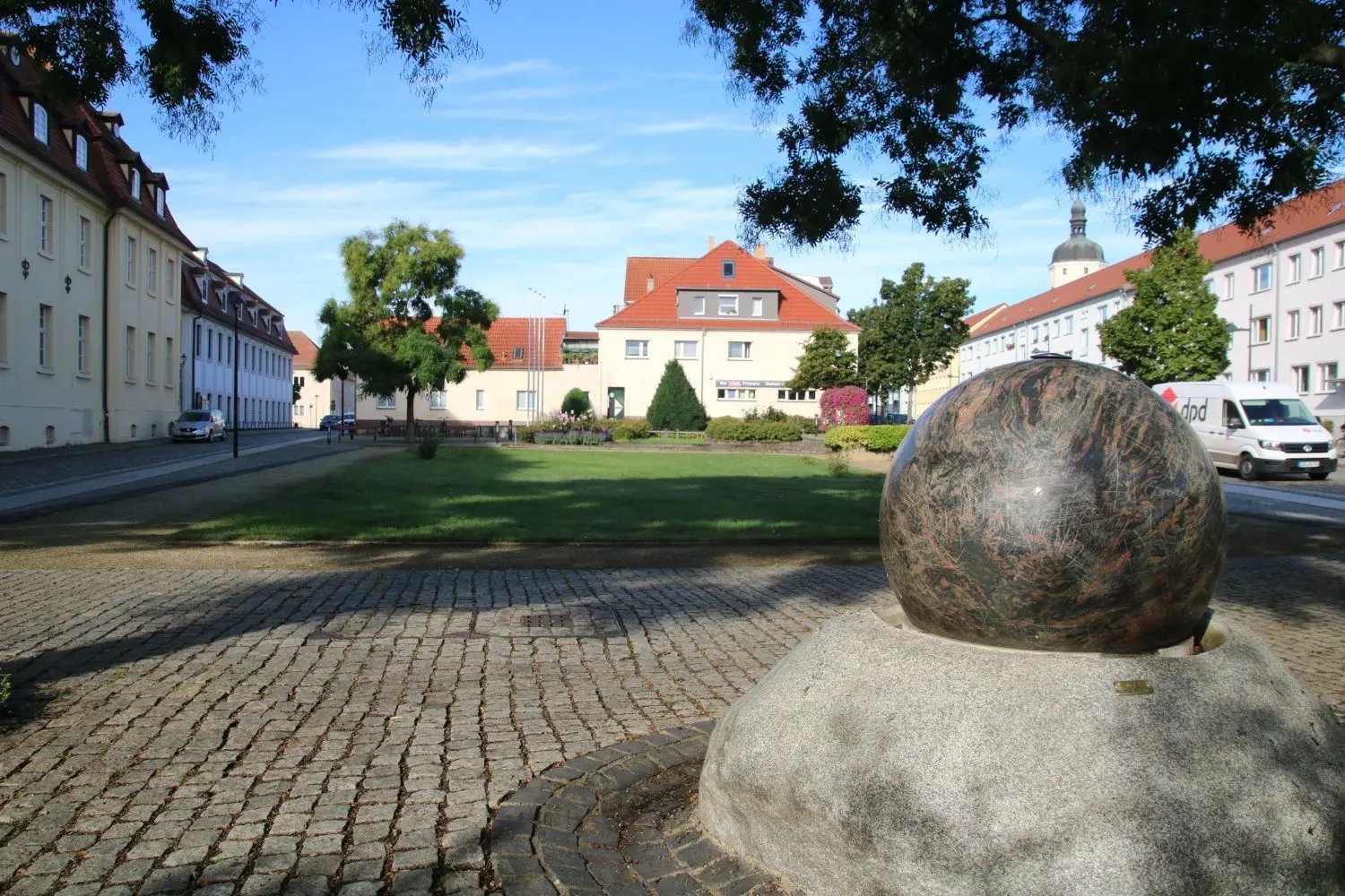 Die Kugel am Neunkircher Platz dreht sich nicht mehr. Der Springbrunnen ist kaputt. Wie es weitergeht muss nun besprochen werden.