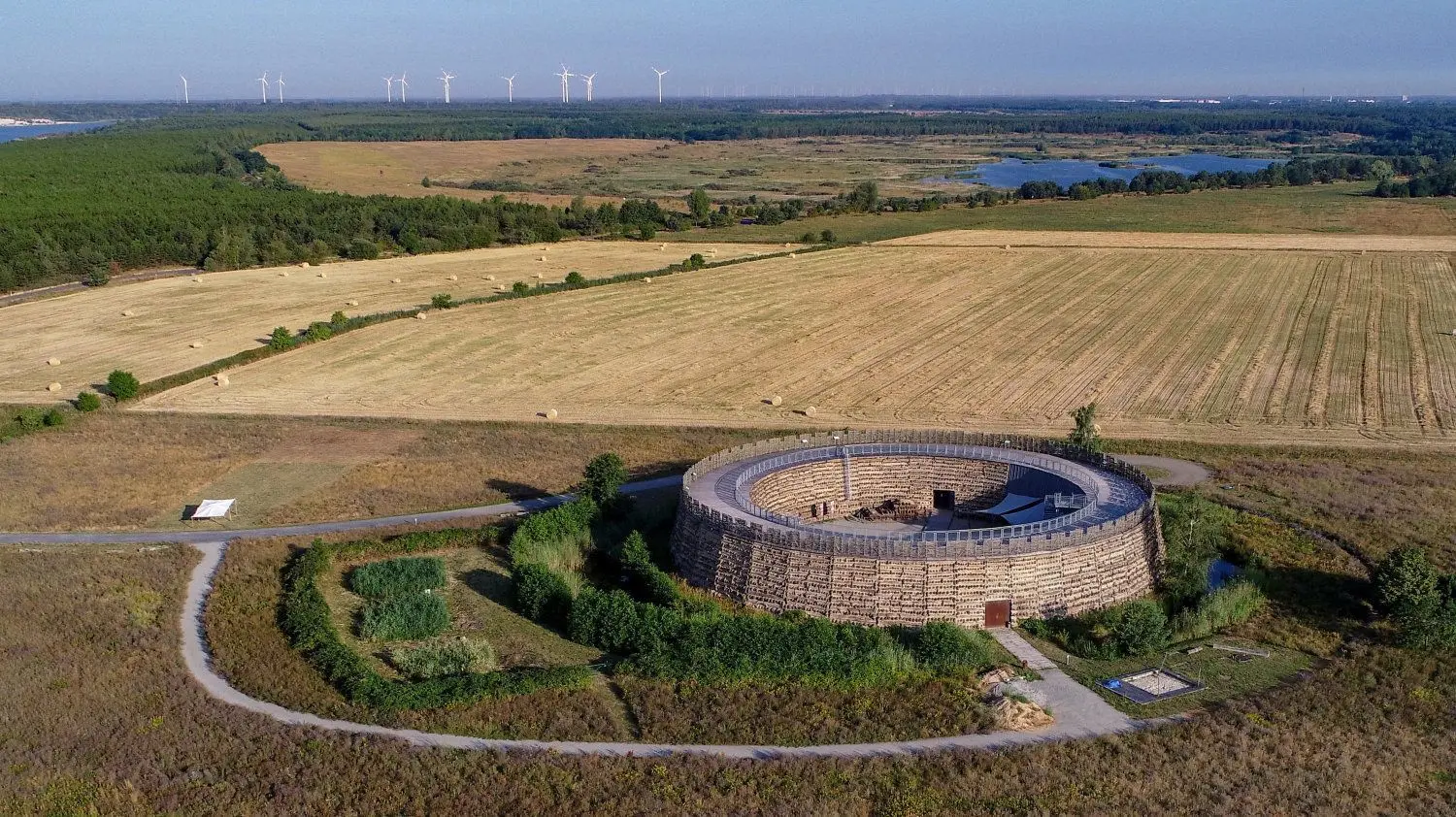 Blick auf die Slawenburg Raddusch aus der Luft mit einer Drohne. Slawen bauten vor vielen Jahrhunderten Burgen wie diese. Sie waren rund und bestanden aus natürlichen Materialien wie Lehm, Holz, Erde und Sand. In den vergangenen zehn Monaten waren insgesamt 30 Gewerke innerhalb des Bestandsbaus tätig, um eine bestehende Ausstellung modern fortzuschreiben und den Burginnenhof zu überarbeiten.