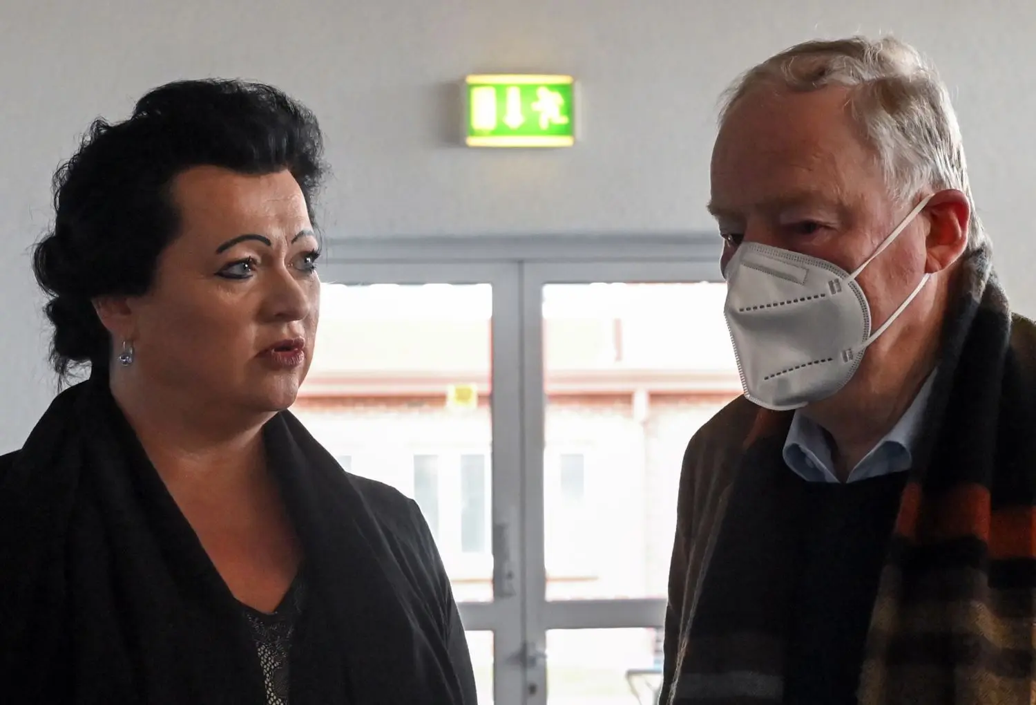 Birgit Bessin, stellvertretende Fraktionsvorsitzende der AfD Brandenburg und Alexander Gauland, Vorsitzender der AfD-Fraktion im Bundestag, unterhalten sich in der Brandenburg-Halle vor Beginn des Landesparteitages der AfD Brandenburg.