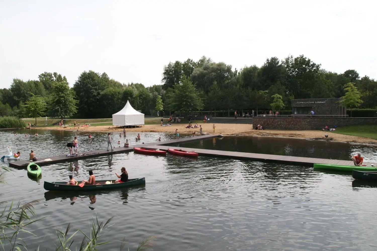 An heißen Sommertagen – wie hier im Sommer 2019 – ist die Spreelagune bei Badenden beliebt. Vor allem Eltern mit jüngeren Kindern favorisieren das flache Wasser
