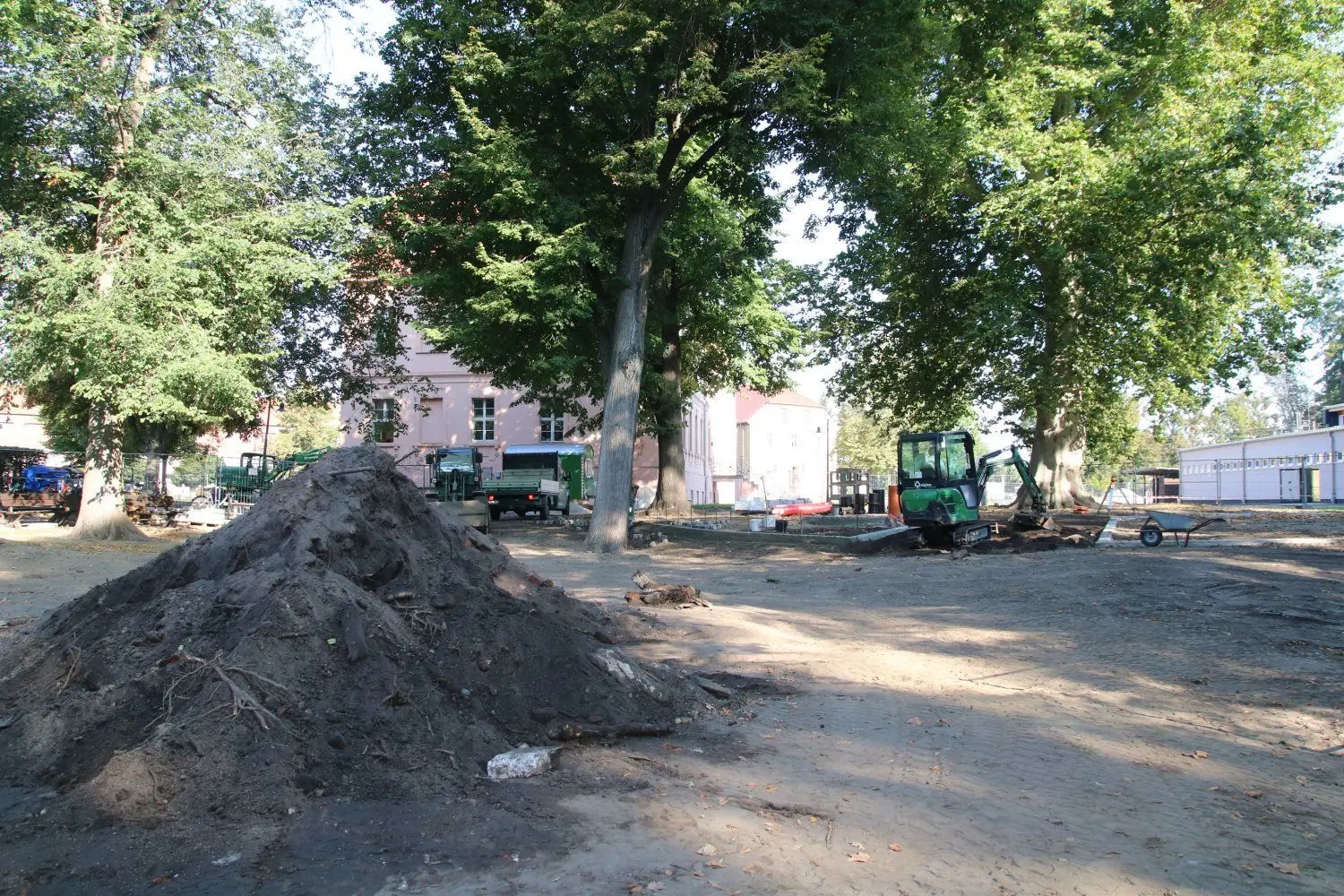 Große Mengen Erde mussten bewegt werden, bevor die Erneuerung des Schulhofsbeginnen konnte.