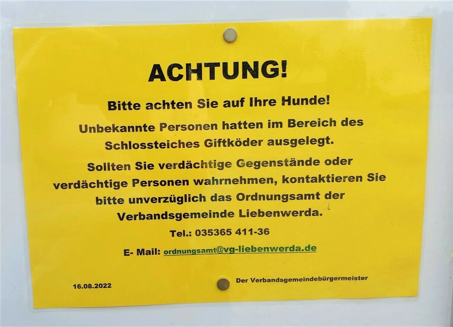 Mit derartigen Aushängen wendet sich das Ordnungsamt der Verbandsgemeinde Liebenwerda insbesondere an die Hundehalter in Mühlberg.