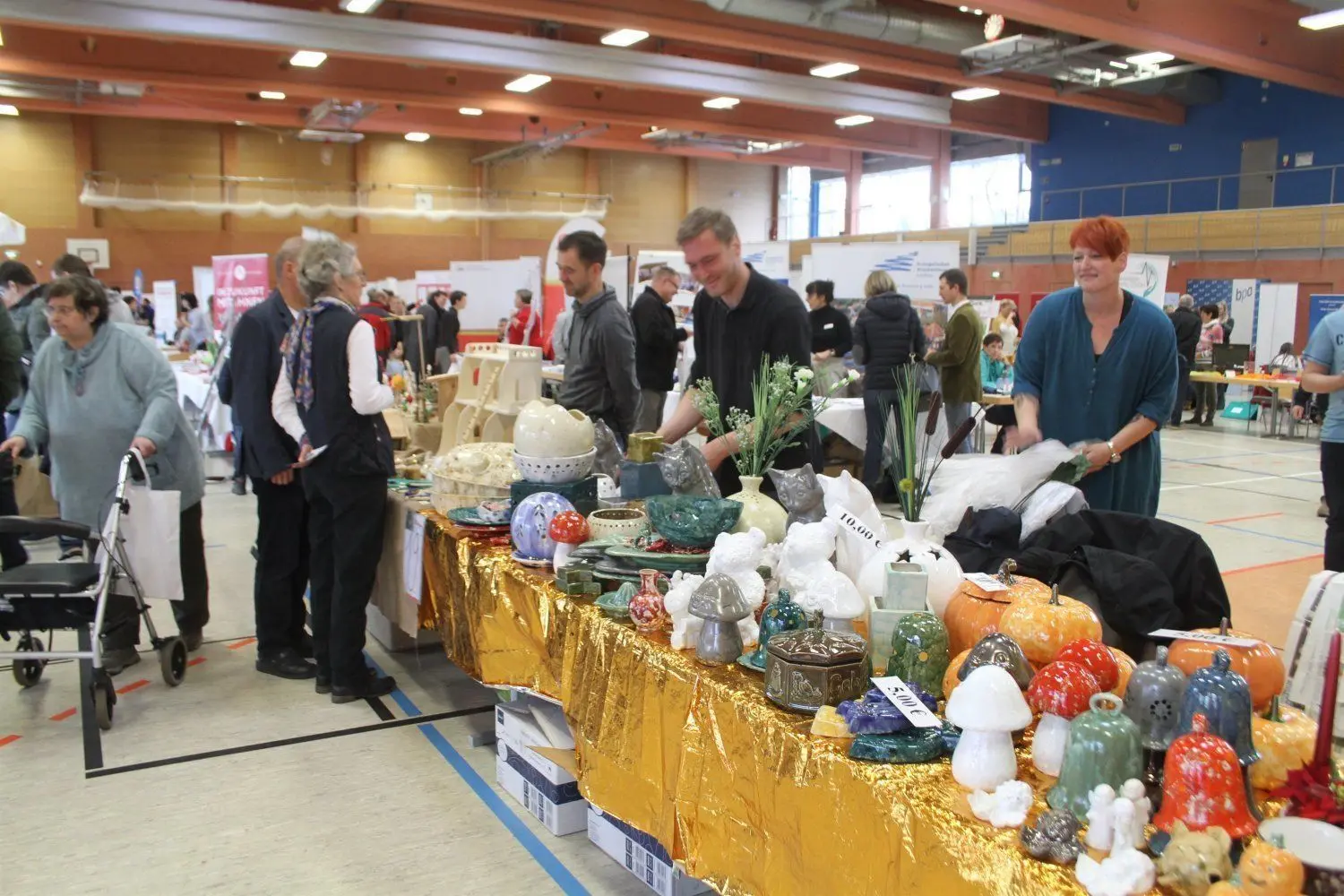Einen formschönen Farbtupfer brachte die Schule der Lebensfreude in die Mehrzweckhalle zur Lübbener Pflegemesse. Die Töpferarbeiten entstehen in der Lubolzer Schule für geistig, körperlich und/oder mehrfach beeinträchtigte Kinder. Dort steht am 30. Novembe