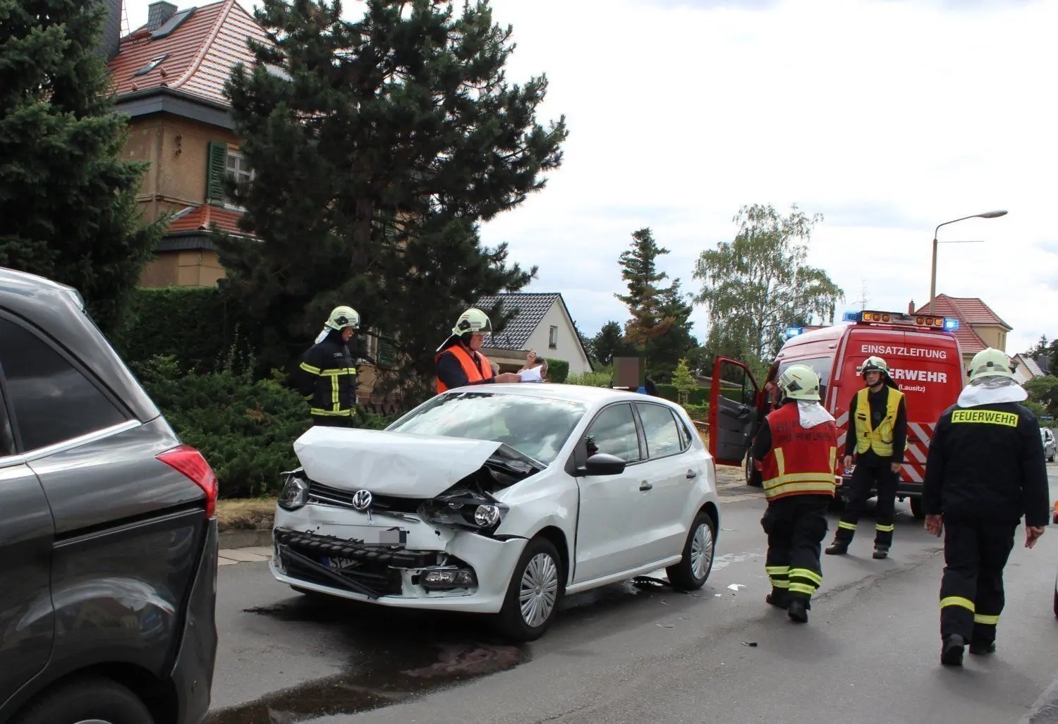 In dieser Woche mussten die Forster Kameraden zum Beispiel zu diesem Verkehrsunfall ausrücken. Ein Fahrzeug hatte dabei Flüssigkeit verloren. ⇥