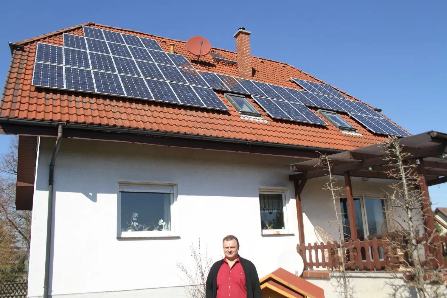 Uwe Voigt vor seiner ersten Anlage auf seinem Einfamilienhaus.