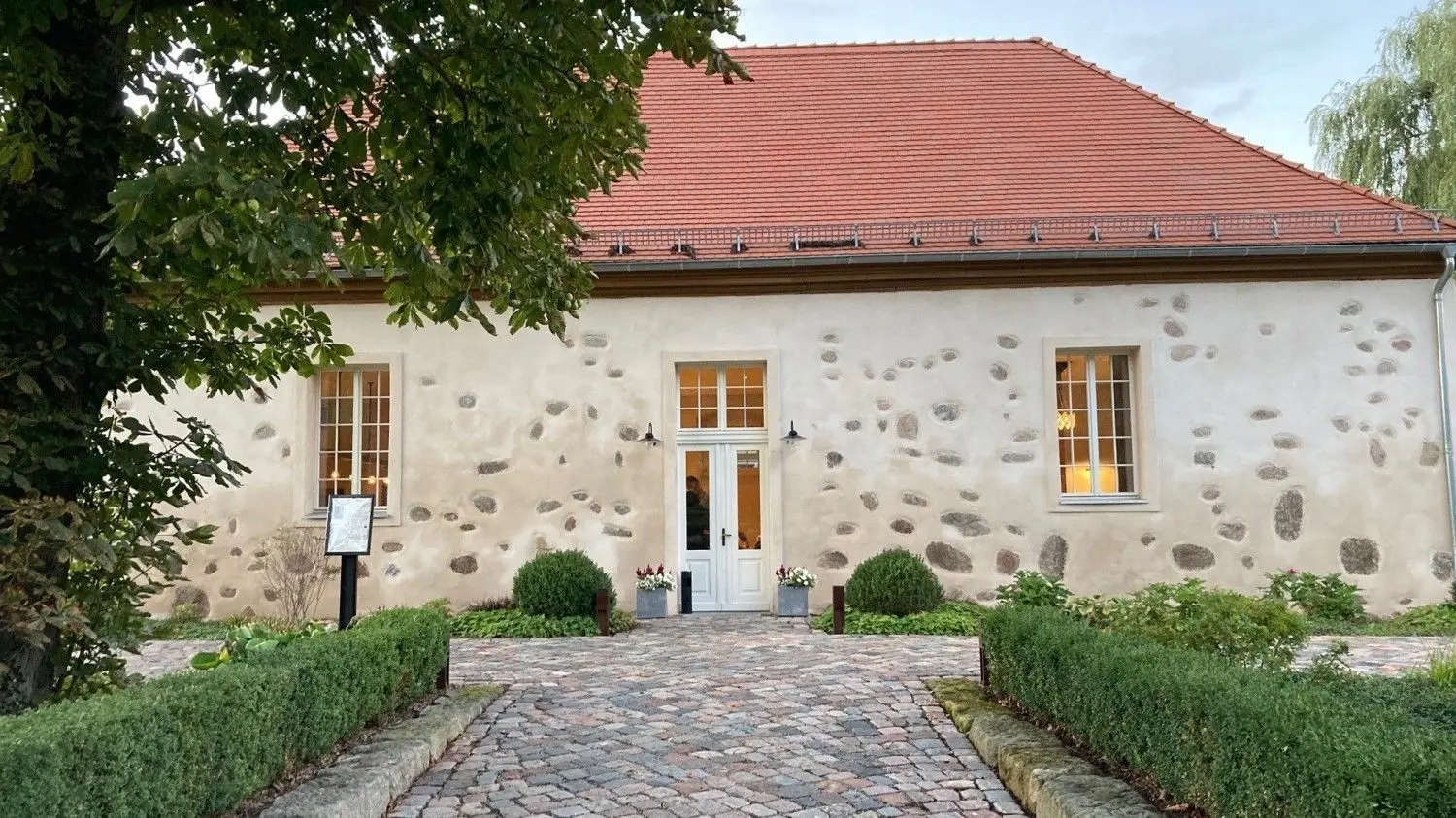 So sieht das Restaurant Alte Kirche in Groß Beuchow von außen aus.