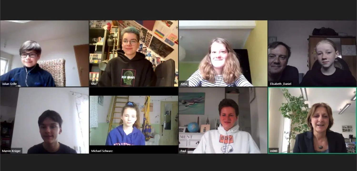 Die Kinderreporter beim Video-Interview mit der Brandenburger Bildungsministerin Britta Ernst (rechts unten. Es fragten die Kinderreporter Julian, Mio, Alma, Elisabeth, Marvin, Frieda und Paul.