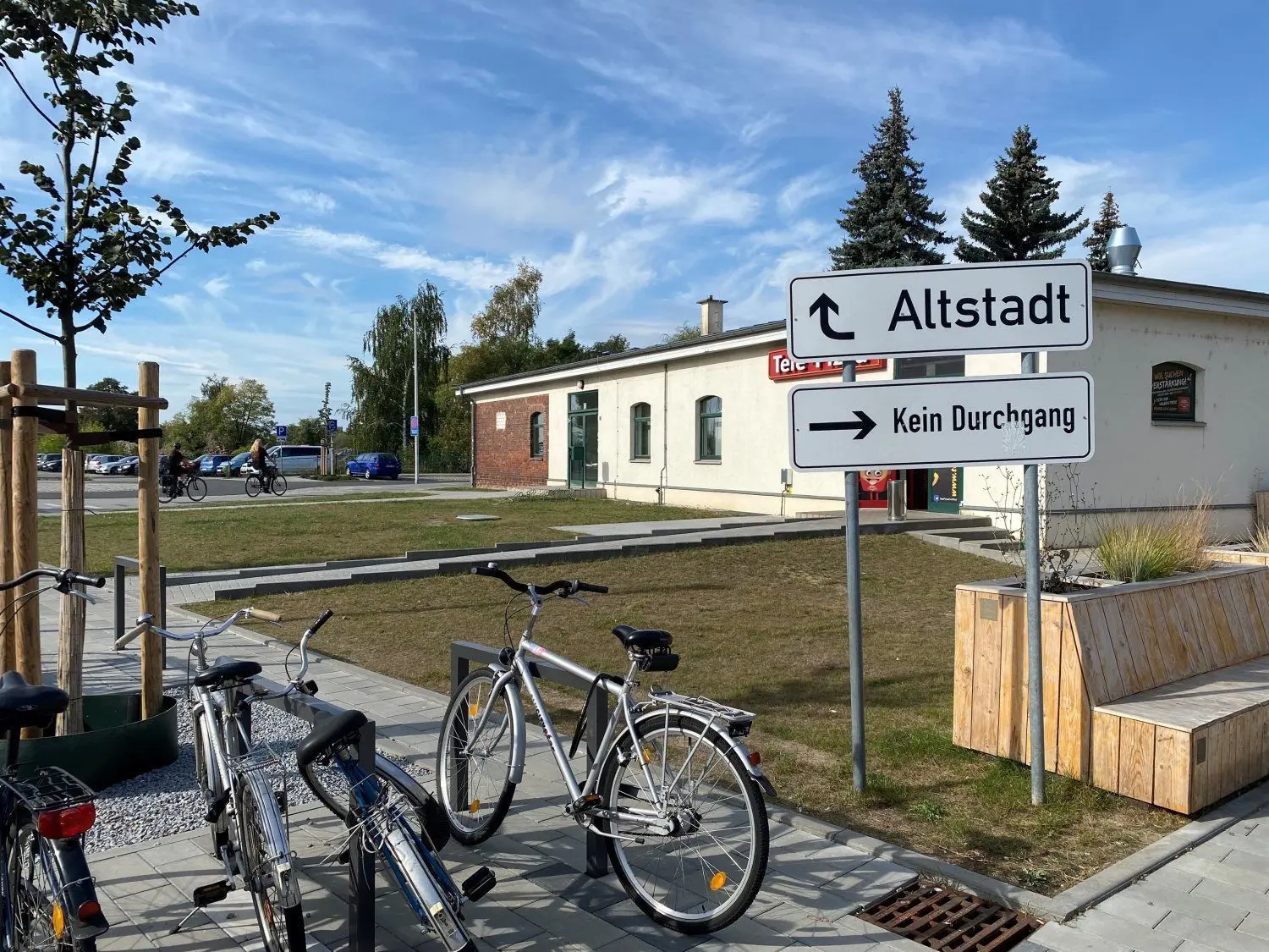 Das sind derzeit die einzigen offiziellen Hinweisschilder am Nordausgang des Cottbuser Bahnhofs.