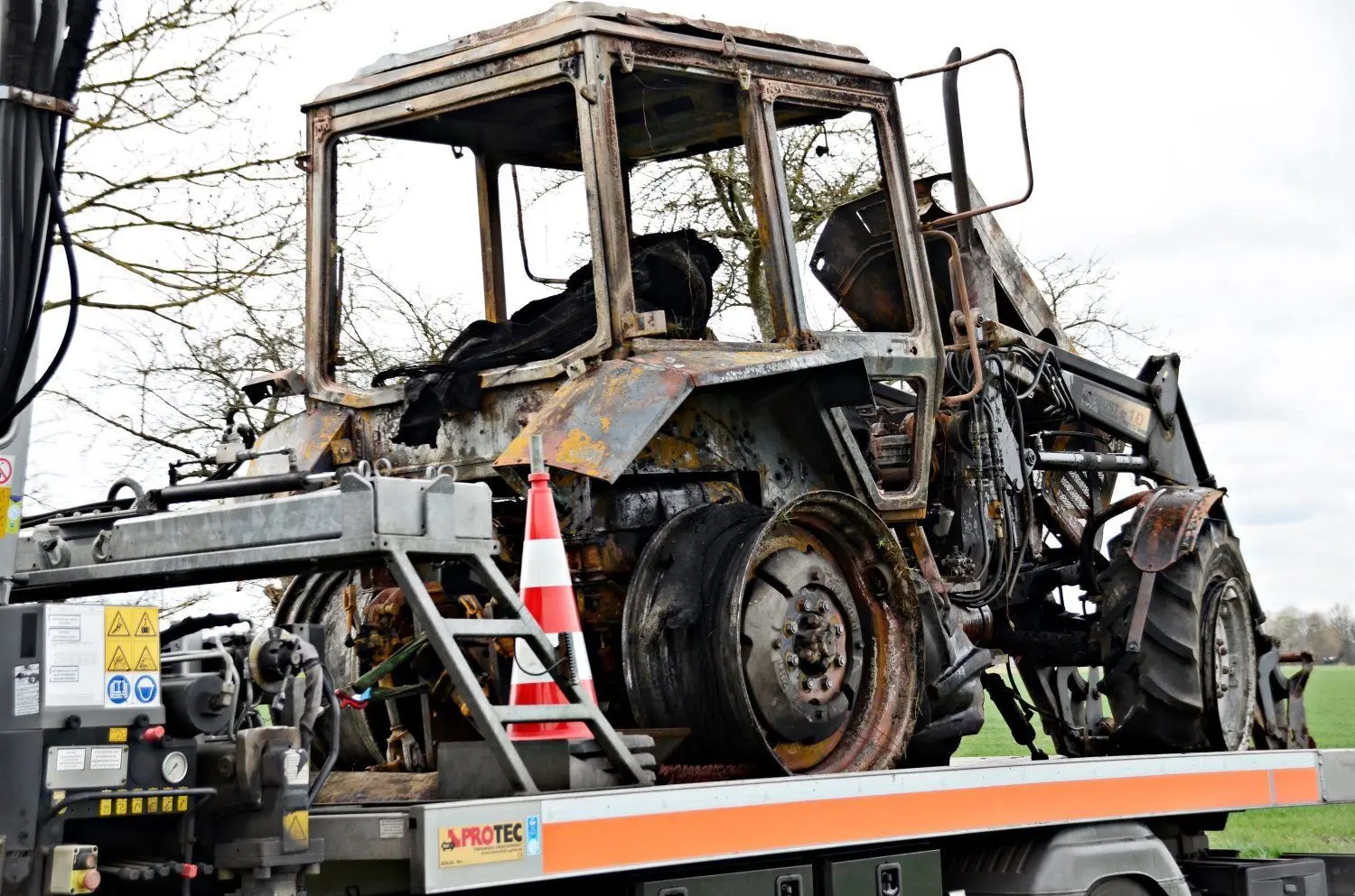 Ein Traktor brennt drei Tage nach einem Unfall? Einen rätselhaften Einsatz hatten Feuerwehr und Polizei in der Nacht zu Donnerstag bei Sonnewalde (Elbe-Elster). Wenig später wurde der Traktor auf der Straße zwischen Sonnewalde und Schönewalde abgeholt.