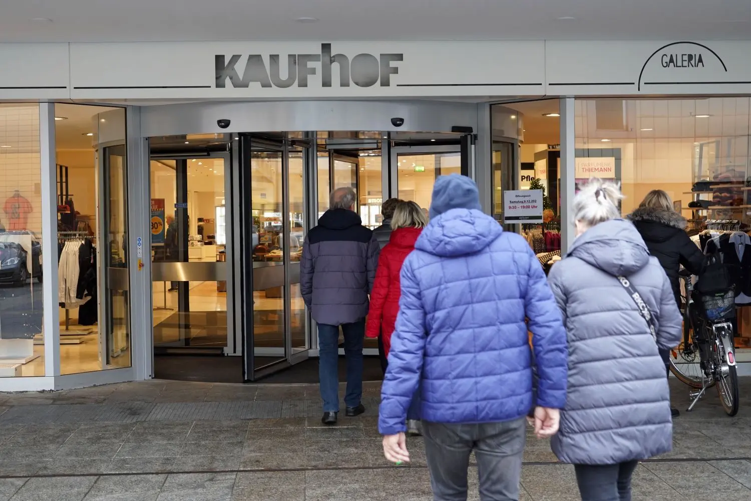 Die Menschen kommen wieder zum Einkaufsbummel ins Kaufhaus Cottbus.