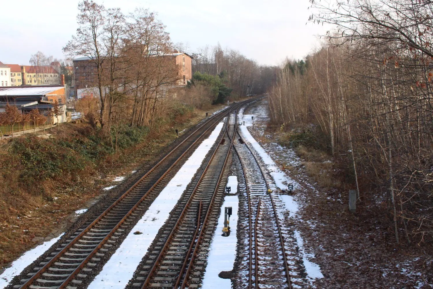In der Ferne ist der Neufert-Bau zu sehen. Dieser könnte über eine Fußgängerbrücke mit der Schnitterbrache und dem Volkshaus verbunden werden.