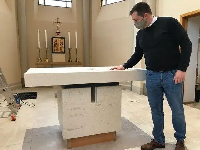 Pfarrer Daniel Laske streicht über den bulgarischen Kalkstein des neuen Altars. Am Sonntag soll der Altar geweiht und gesalbt werden.