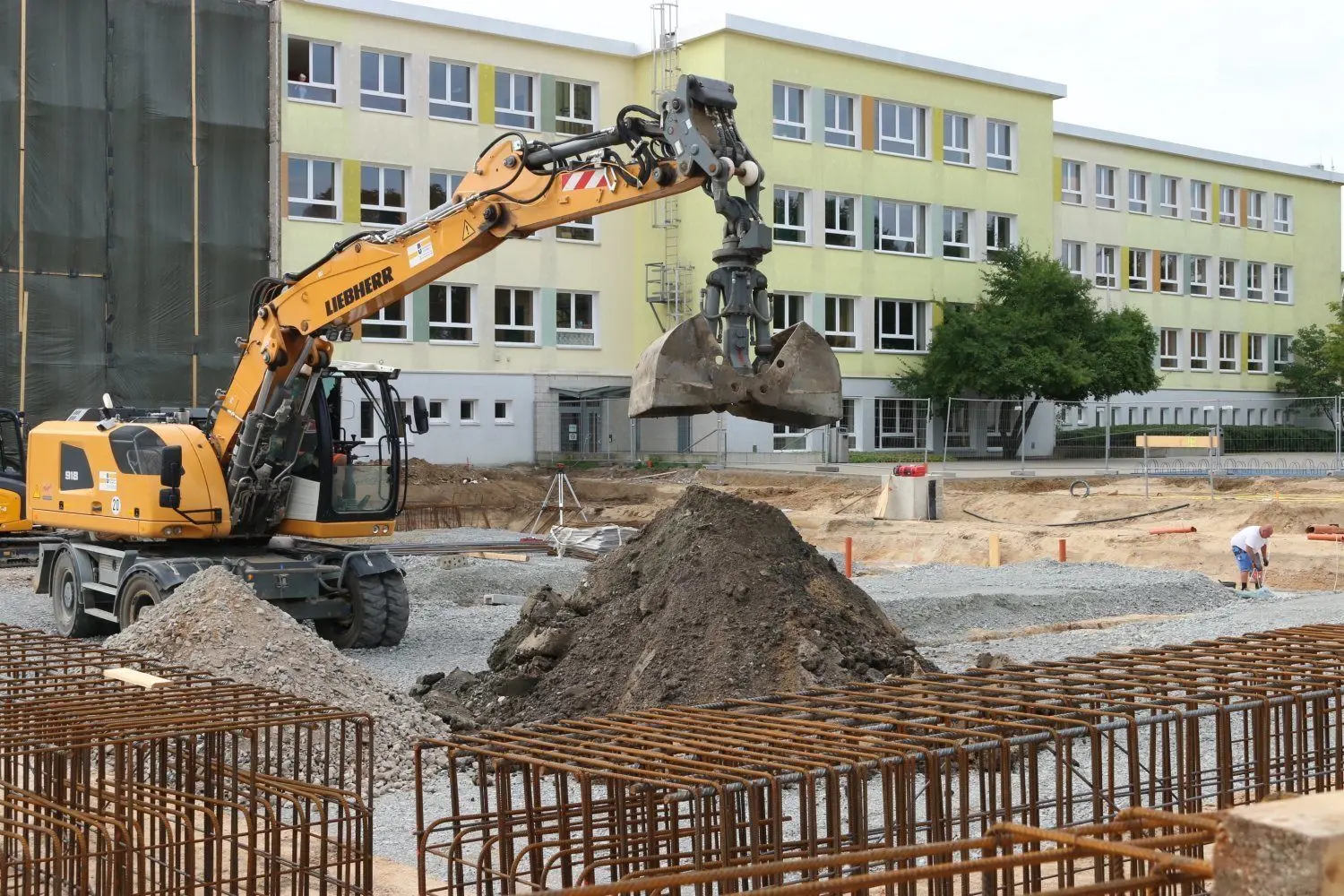Der  Erweiterungsbau an der Elsterlandgrundschule ist eine der größten Investitionsvorhaben der Stadt Herzberg. Im Haushalt 2020 sind dafür 1,45 Milionen Euro eingestellt. 2021 werden 3,5 Millionen Euro benötigt und 2022 etwas mehr als 3 Millionen Euro. Ein Großteil ist durch Fördermittel abgedeckt.