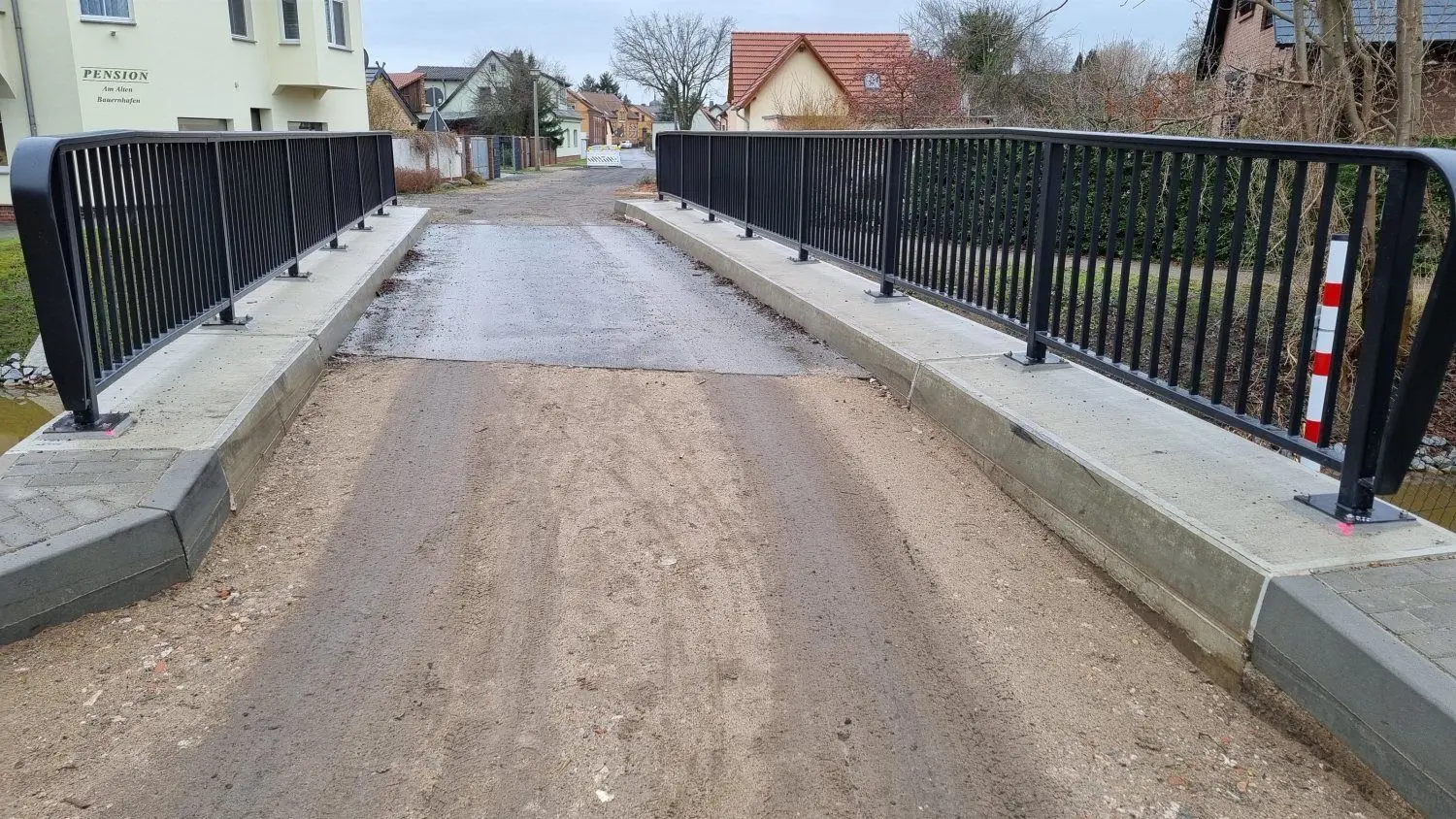 Fertig gestellte Brücke in Stottoff, nun wird die sich anschließende Straße saniert.