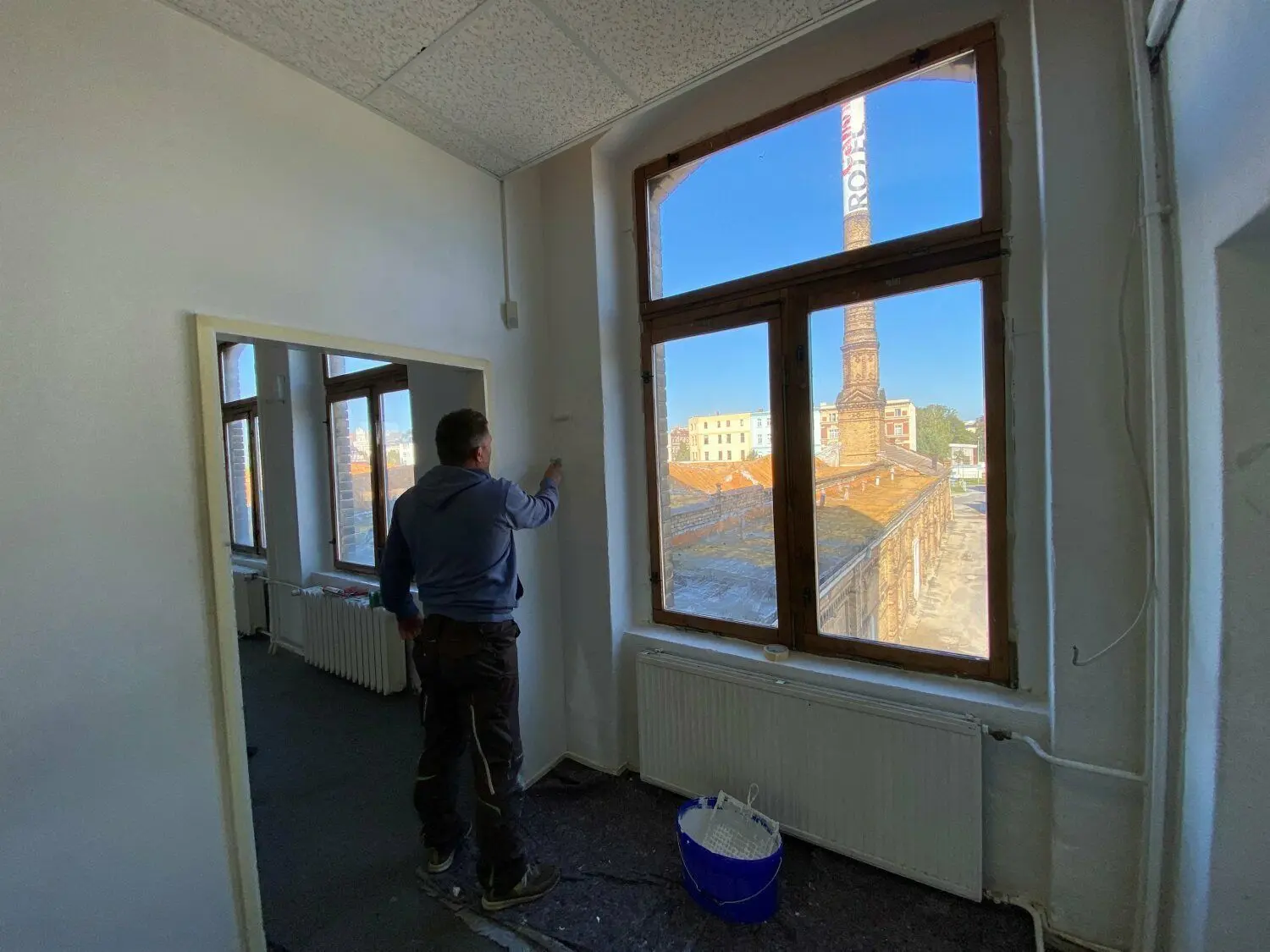 Im Inneren bereiten Handwerker die alte Fabrik für die Ausstellung her.