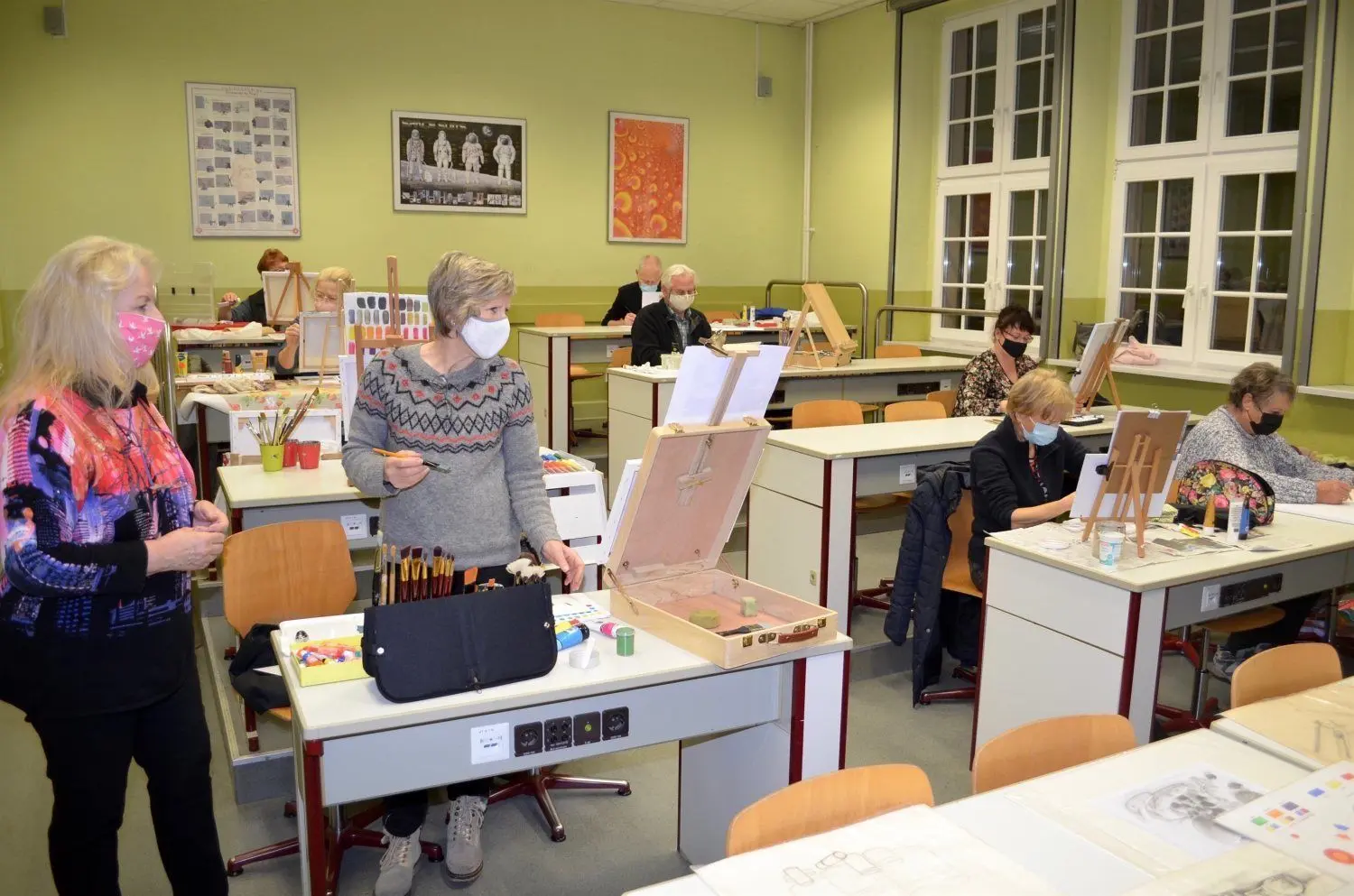 Die Kursteilnehmer arbeiten konzentriert und mit Abstand.