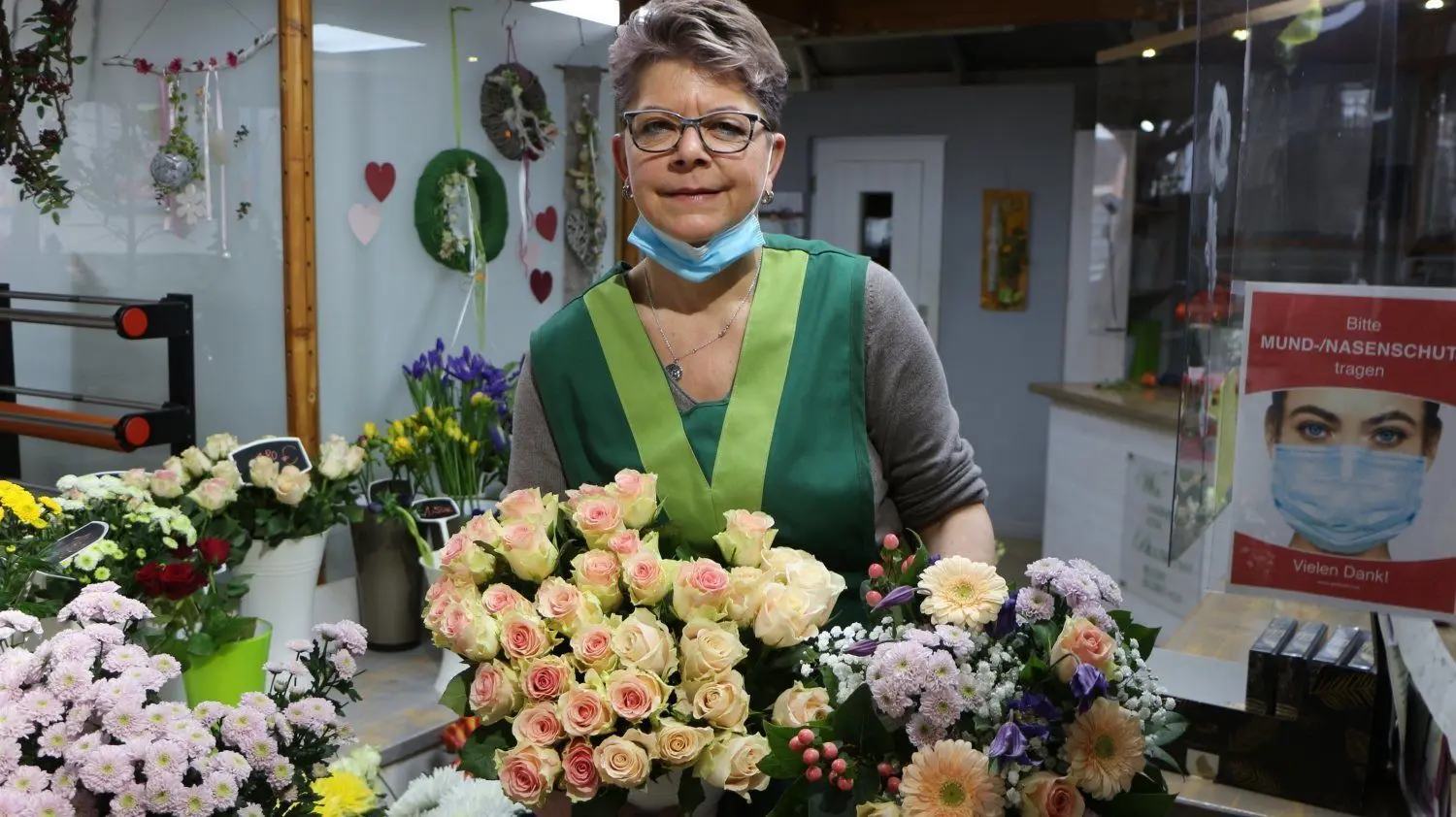Anett Reichel, Chefin der Senftenberger Blumen Mädler GmbH, bindet die Vintage-Sträuße zum Valentinstag nur auf Bestellung.