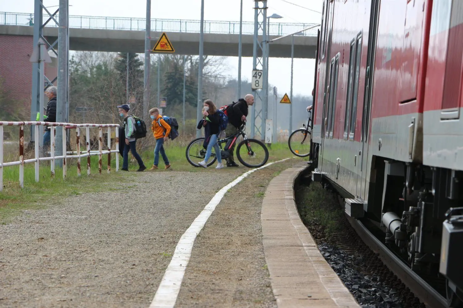 Der Busverkehr zwischen Sedlitz und Senftenberg wurde wegen der gesperrten B169 ersatzlos gestrichen. Nun rebellieren Eltern. Denn der Zug stellt für ihre Erstklässler keine Alternative dar.