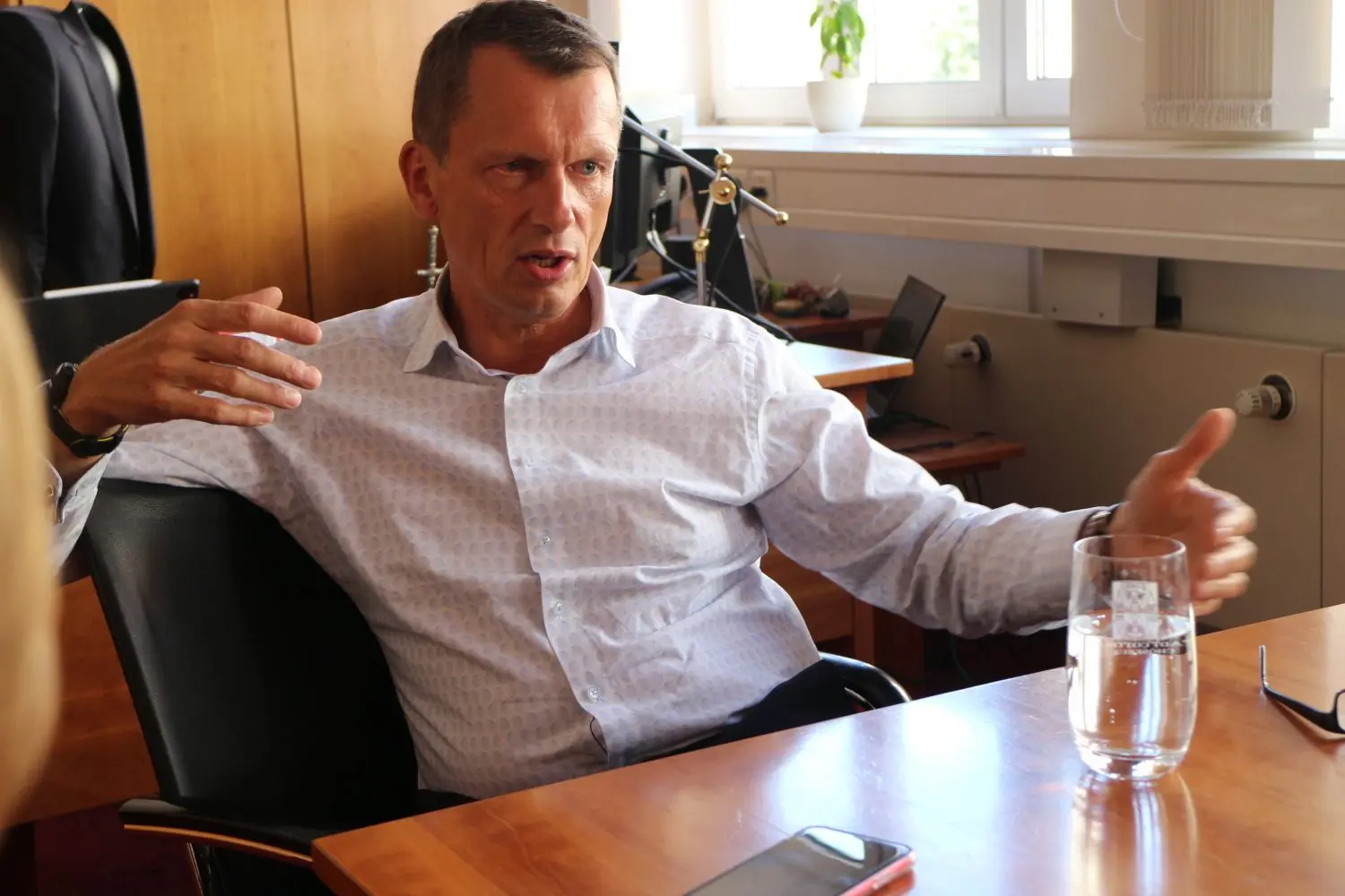 Ganz so prominent wie die Kollegen aus anderen Kommunen der Region gibt sich der Cottbuser OB Holger Kelch in der Corona-Krise nicht.