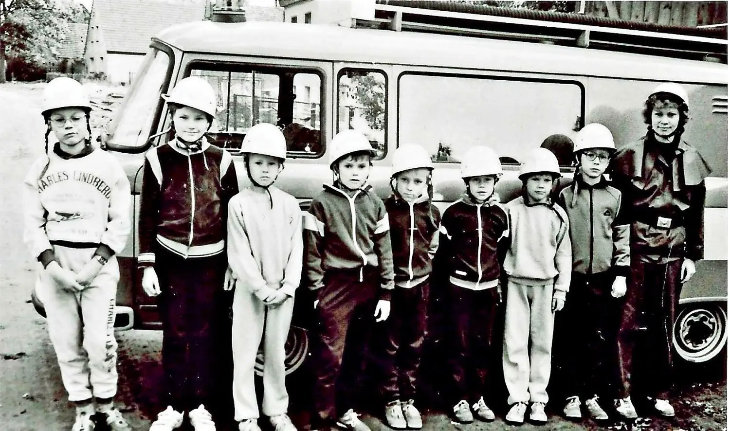 Am 1. Oktober 1989 wurde die Jugendfeuerwehr Breitenau wiedergegründet  als AG „Junge Brandschutzhelfer“ an der Karl-Liebknecht-Oberschule Sonnewalde. Die ersten Mitglieder waren ausschließlich Jungen: Oliver Piater, Matthias Goßlau, Torsten Lehmann, Ronni Böhmchen, Marco Böhmchen, Tino Lehmann, Marcus Lehmann, Jörg Lauschke und Marten Frontzek. Rechts im Bild: AG-Leiterin Evelin Böhmchen.⇥