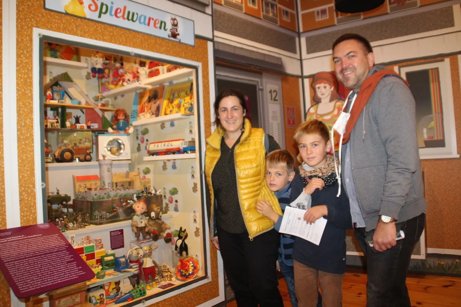 Familie Müller aus Hildesheim gehörte zu den ersten Besuchern der neuen Dauerausstellung im Schloss Senftenberg. Der Schaufensterbummel durch die DDR-Abteilung mit dem legendären Spielzeug gefiel nicht nur den beiden fünf und acht Jahre alten Söhnen des Paares, sondern auch den Eltern.