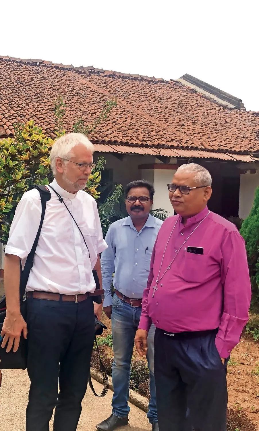 Helmut Kirschstein (l.) mit dem leitenden Bischof der Gossner Kirche, Johan Dang (r.).