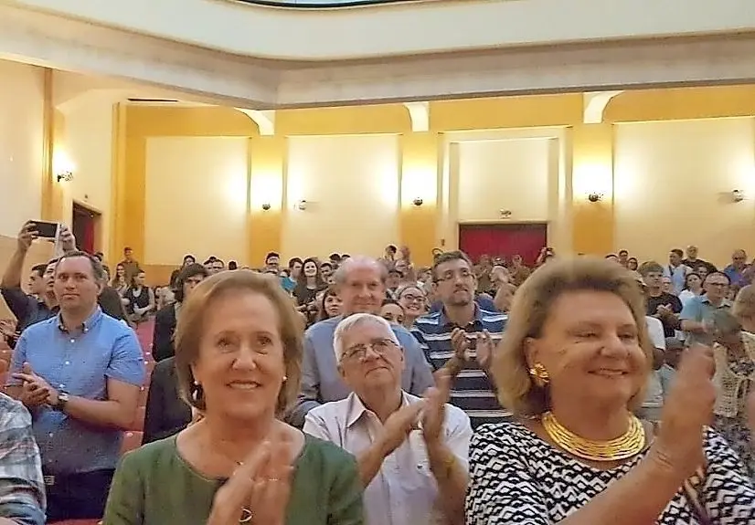 Herzlicher Beifall im Saal des Theaters der Stadt Blumenau für den Auftritt des Jugendblasorchesters Plessa.
