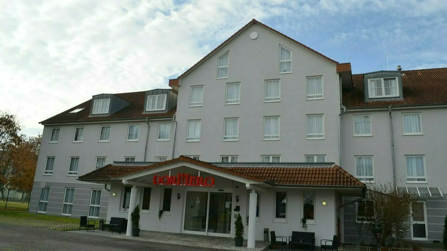 Jetzt sind auch die Schilder erneuert: Inzwischen gehört das Hotel in Hoyerswerda zur Dormero-Gruppe. Bekannt geworden ist das 29 Jahre alte Haus unter dem Namen Achat.
