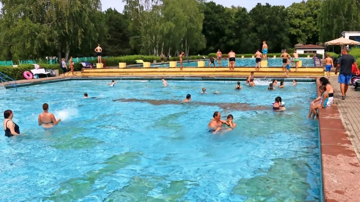 Bei schönem Wetter füllt sich das Herzberger Freibad am frühen Nachmittag langsam. So auch am gestrigen Freitag. Die Stadt und vor allem die Mitarbeiter der städtischen Einrichtung unternehmen alles, den Badebetrieb trotz veralteter Ausstattung aufrecht zu erhalten.⇥
Schwimmbad Herzberg
