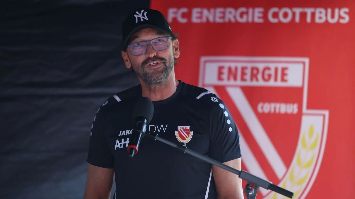 Trainer Claus-Dieter Wollitz hat angekündigt, dass er ebenfalls vor den Mitgliedern des FC Energie Cottbus sprechen werde.