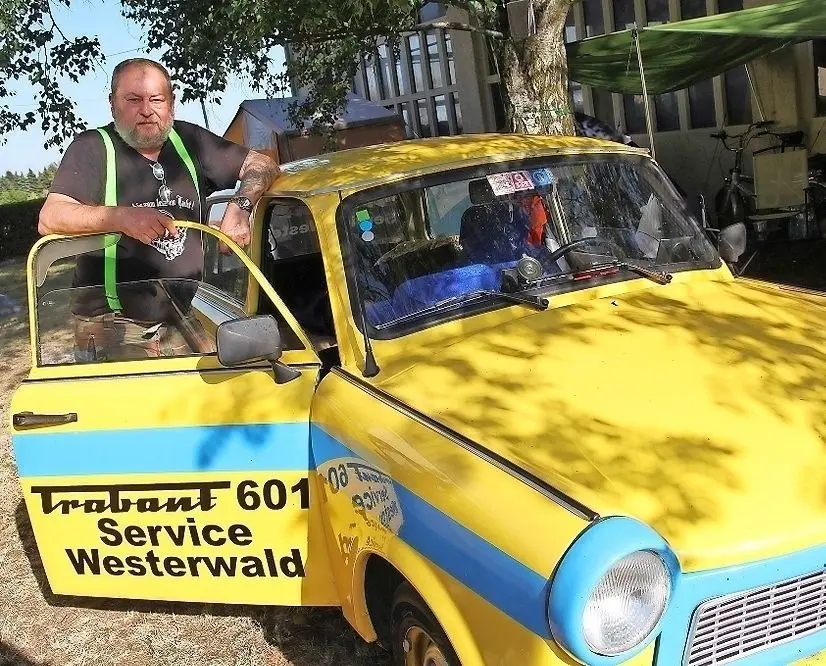 Ralf Rosenbusch (62) aus Obersteinebach im Westerwald hat mehr als 630 Kilometer bis nach Weißkeißel mit seinem Trabi geschrubbt. ⇥