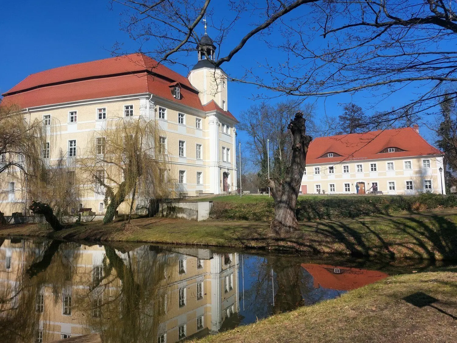 Die Vetschauer Stadtverwaltung mit Sitz im Schloss. Hier bekommt Rainer Daniel ein kleines Büro gestellt, um in Sachen Wirtschaftsförderung tätig zu werden.