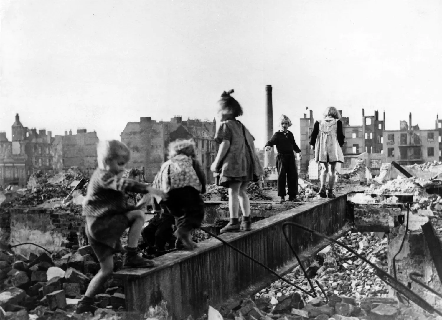 Eine Gruppe Kinder spielt in den Trümmern einer zerstörten Stadt im Deutschland der Nachkriegszeit. (Undatiertes Archivbild aus den 1940er Jahren)