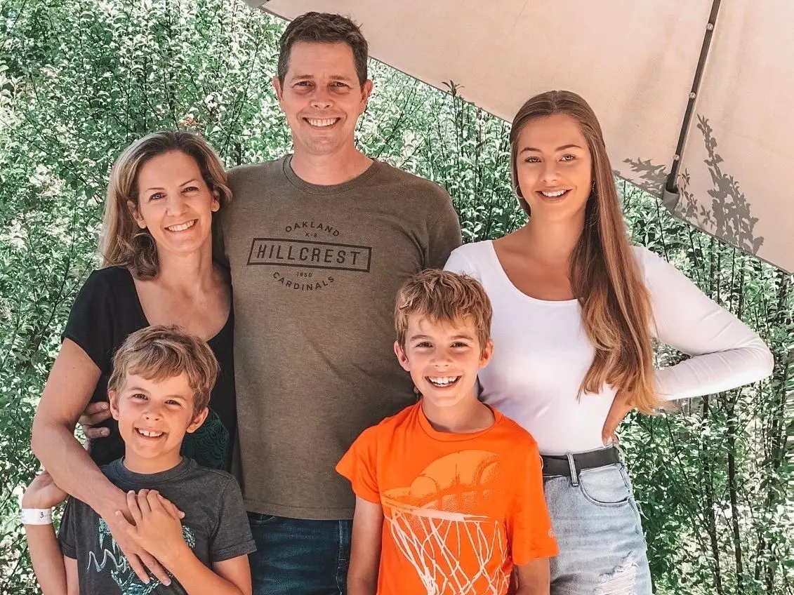 Das Foto zeigt Emily Pittermann mit ihrer amerikanischen Gastgeberfamilie Greene mit den beiden Jungs Justin (l.) und Logan (r.) aus San Francisco.