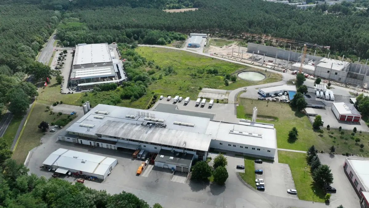 Auf dem Gewerbegebiet Deulowitz entstehen mit der Bifi-Fabrik neue Arbeitsplätze. Da das Gebiet an seine Grenzen stößt, soll es erweitert werden.
Luftaufnahme vom 16. Juli 2023
Stadt Guben
Gewerbegebiet Deulowitz, Baustelle Bifi-Baustelle