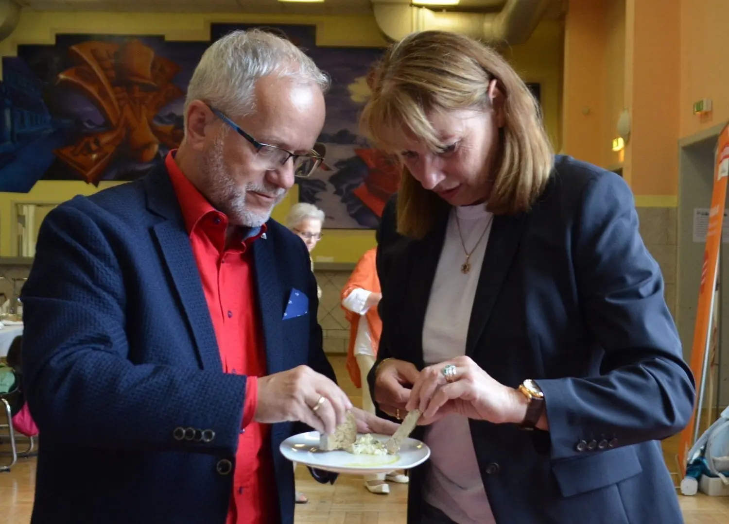 Es gibt Quark mit Leinöl. Staatsministerin Petra Köpping (r.) und Hoyerswerdas OB Stefan Skora greifen zu.