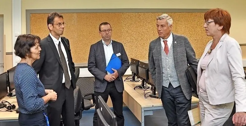 Infrastrukturministerin Kathrin Schneider besucht das Grundschulzentrum Bad Liebenwerda und lässt sich Belüftungsanlage und Akustikdecken zeigen
