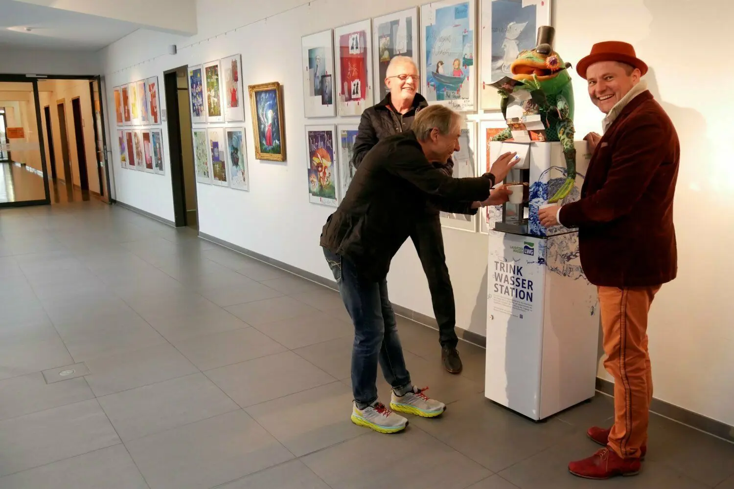 23 Trinkwasserstationen hat die Lausitzer Wasser GmbH & Co. KG in Cottbus bereits aufgestellt, in Schulen, Horten oder wie hier im Piccolo-Theater in Cottbus. Auch im LWG-Kundenzentrum in der Berliner Straße kann sich jeder seine Trinkwasserflasche kostenlos auffüllen lassen.