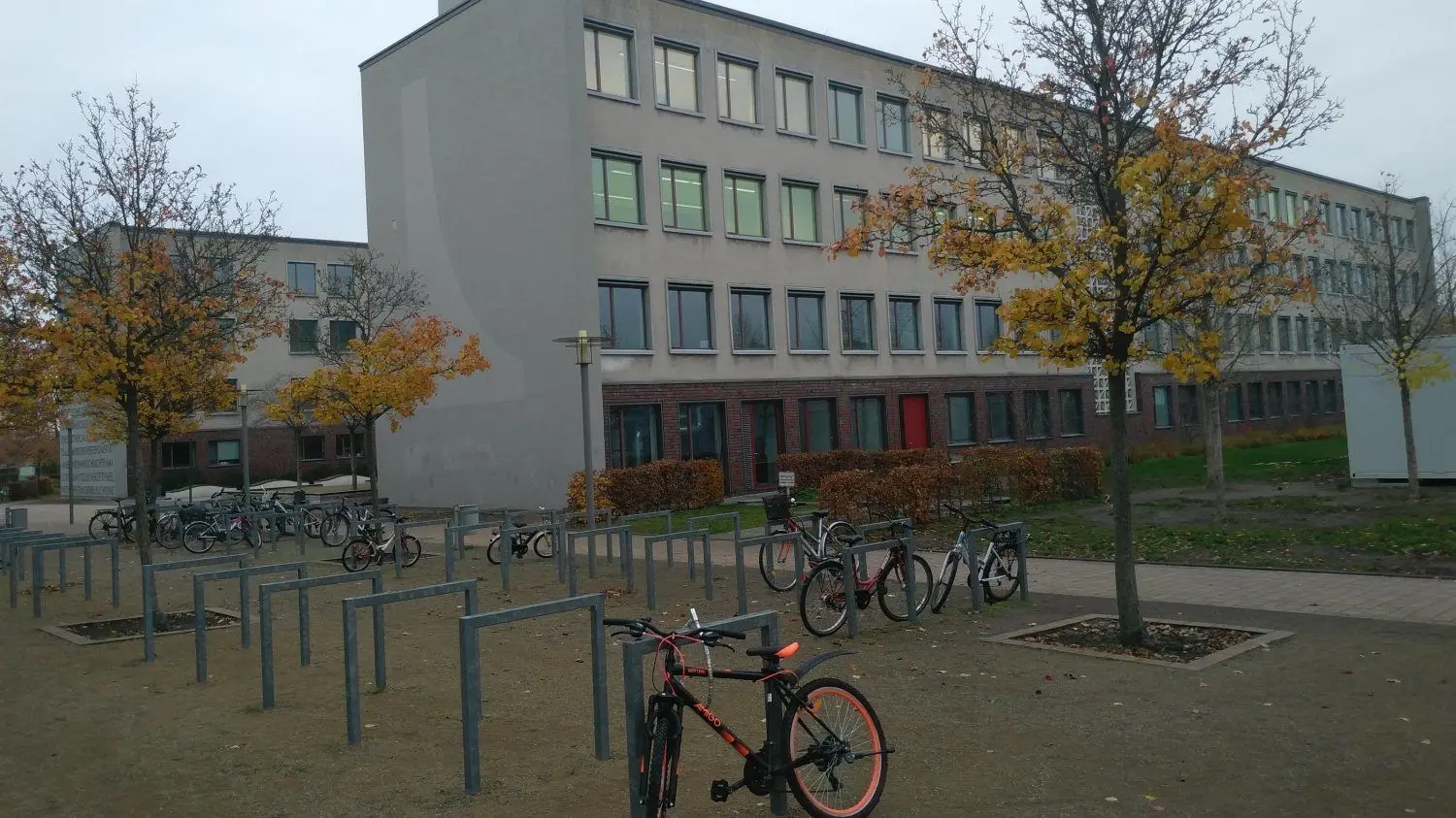 Nun hat die Corona-Krise auch Calau getroffen: Sieben Klassen der Calauer Grund- und Oberschule der Klassen 6 bis 10 müssen für zwei Wochen in Quarantäne. Auf dem Foto zu sehen ist die Oberschule.