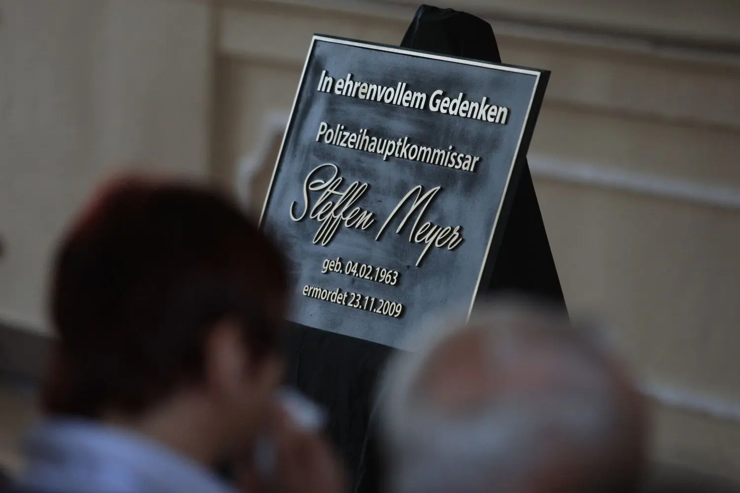 Gedenktafel für den ermordeten Polizeihauptkommissar Steffen Meyer⇥